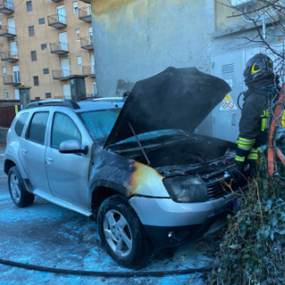 Auto prende fuoco in via Rosselli a Omegna