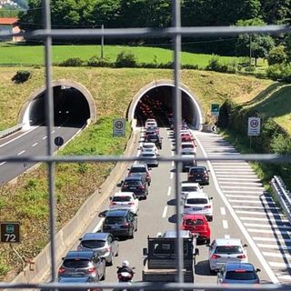 Blackout nella galleria di Brovello Carpugnino: questa mattina automobilisti senza luce