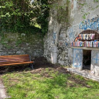 La mini biblioteca all’aperto di Biganzolo si è dotata anche di una panchina