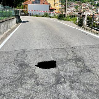 Una voragine sulla strada a Cireggio: chiusa via Matteotti FOTO