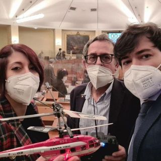 Elicottero e 'Cavalcata delle Valchirie' in consiglio regionale, la protesta dei 5S contro la legge sull'eliski