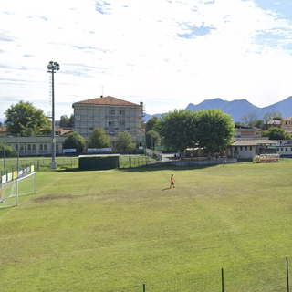 Erba sintetica anche sul campetto di calcio di Suna