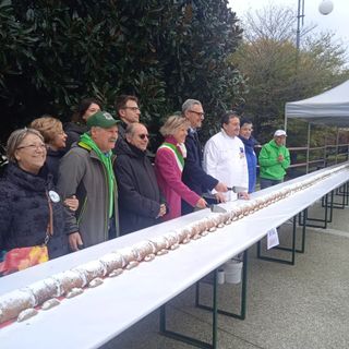 Zio Ciccio supera se stesso: cannolo da record da 52,50 metri