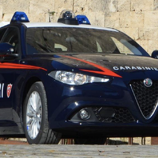 Fugge ad un posto di blocco, cade e viene raggiunto. Doveva essere ai domiciliari