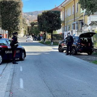 Entra in una casa mentre i proprietari riposano sul divano, ruba un portafogli e fugge. Arrestato dai Carabinieri
