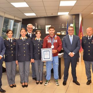 Dalla questura di Verbania una targa a Carlo Tacchini dopo lo storico argento olimpico
