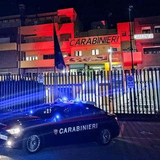 Illuminata di rosso la caserma del comando provinciale dei carabinieri