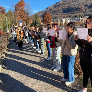 Violenza sulle donne, una catena umana sul lungolago FOTO