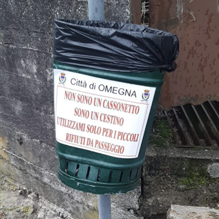 &quot;Non sono un cassonetto&quot;, cartelli sui cestini dei rifiuti per sensibilizzare gli omegnesi