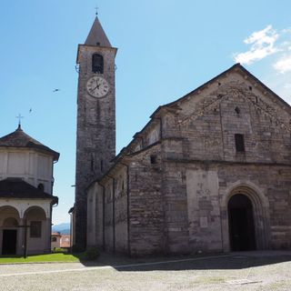 Baveno, via crucis solenne nella piazza della parrocchiale