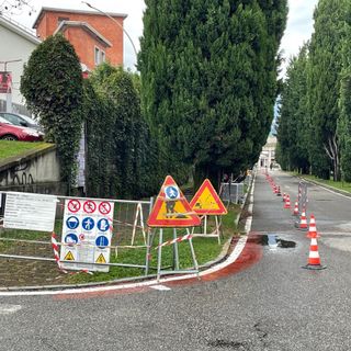 Proseguono i lavori di riqualificazione del marciapiede che porta al cimitero di Pallanza