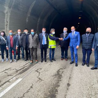 Primo giorno di lavori alla galleria di Omegna. Cirio: &quot;Il 25 aprile 2022 sarò qui per l'inaugurazione&quot; FOTO