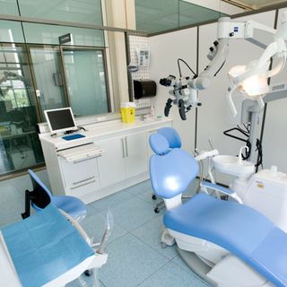 “Troppo lunghe le liste d’attesa della Dental school”