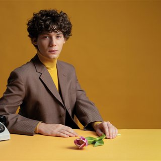 "Cantami d'amore": la star del social Edoardo Prati porta la letteratura a teatro