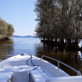 Torna in acqua per due visite guidata “Elettra”, la barca comunale elettrica