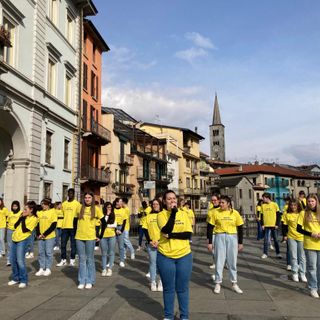 Studenti e insegnanti in strada per il flash mob della festa della donna FOTO