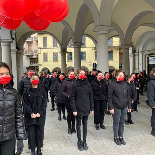 Giornata contro la violenza sulle donne, flash mob degli studenti del “Dalla Chiesa Spinelli” FOTO E VIDEO