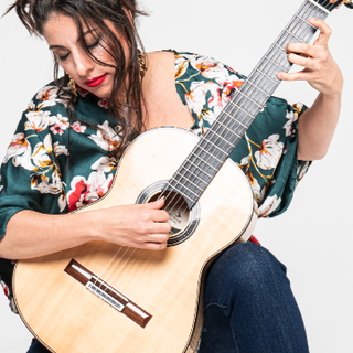 La chitarrista francese Gaëlle Solal protagonista del nuovo appuntamento di “Bis! 2 Laghi 2 Palchi”