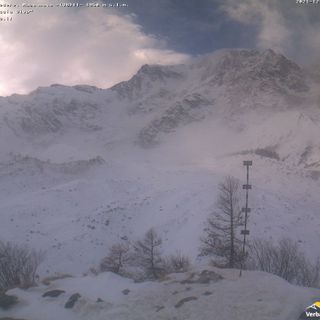 Ghiacciaio del Belvedere: ieri 33 cm di neve fresca, oggi raffiche di vento a 136 km/h