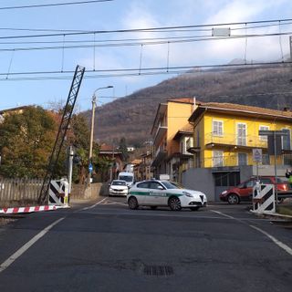Linea ferroviaria interrotta, un camion ha danneggato il passaggio a livello ad Omegna