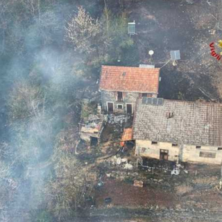 Tre persone e un cane bloccate dalle fiamme in Cannobina, salvate dall'elicottero