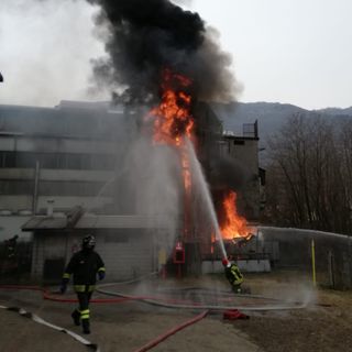 Incendio alla fonderia Perucchini, nessuna concentrazione pericolosa nell'aria