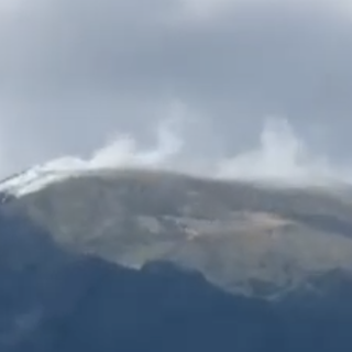 Incendio sopra Casale Corte Cerro alla cima 3 Gobbi