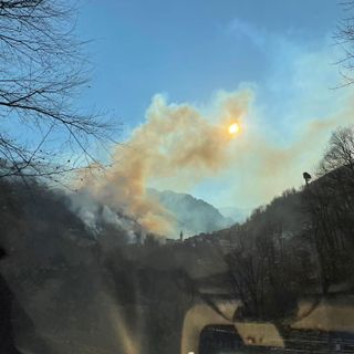 Vasto incendio a Sambughetto in Valle Strona