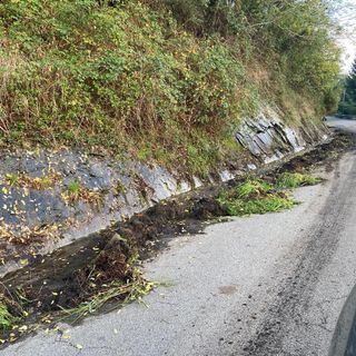 Vegetazione infestante, intervento in via Erbera a Bagnella FOTO