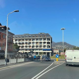 L’attraversamento pedonale “fantasma” crea potenziali pericoli all’ingresso di Intra?