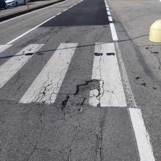 Asfalto con buche lungo la Intra Premeno