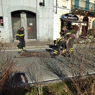 Polemiche per una lastra in piazza Salera: "Pericolosa per auto e pedoni"