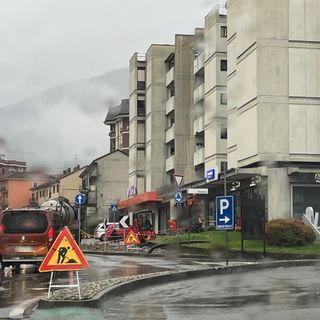 Lavori in corso a Gravellona Toce, auto in colonna