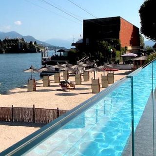 Ancora problemi per la riapertura della piscina e del bar di Carciano a Stresa