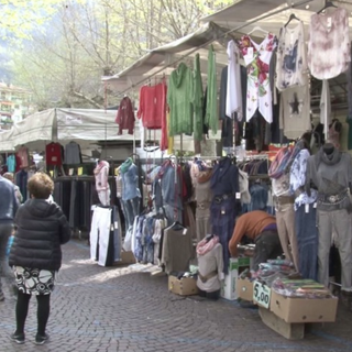 Mercato di Omegna, giovedì 8 dicembre banchi sul lungolago fino alle 18