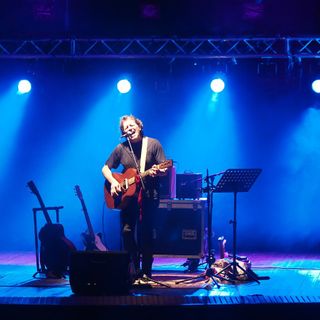 Il cantautore Michele Anelli protagonista del nuovo appuntamento con FerMenti Rock