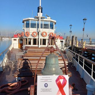 Nastri rossi sui battelli della Navigazione laghi per dire no alla violenza contro le donne