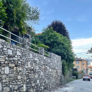 Via Intra-Premeno, rifatto il muraglione che era crollato