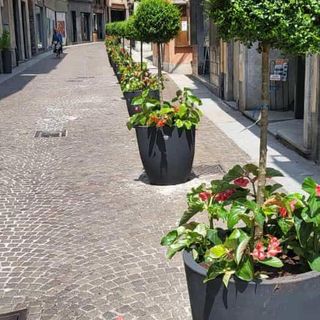 Omegna si fa bella: nuovi arredi nel centro in vista dell'estate