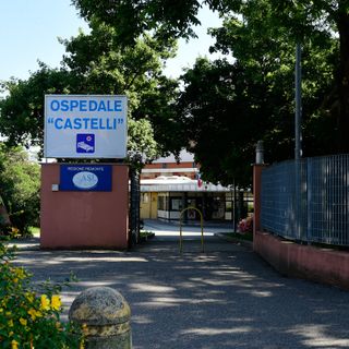 L'Associazione Nazionale Carabinieri dona le uova di Pasqua ai bambini ricoverati al Castelli
