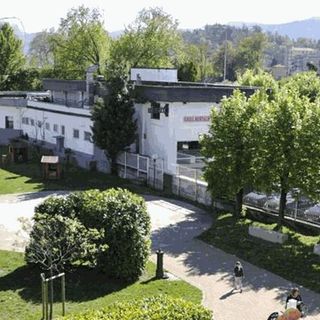 Il parco giochi sul lungolago intrese trasferito nel giardino della farmacia comunale