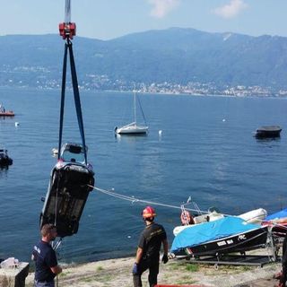 Auto nel lago a Suna, Arpa rassicura dopo i controlli