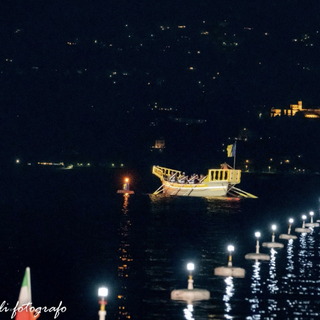 Arriva il Palio Remiero in notturna a Pallanza con equipaggi internazionali e fuochi d’artificio sul lago