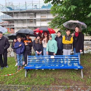 Inaugurata la nuova panchina blu del parco giochi di Bagnella