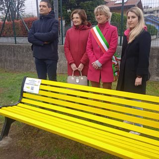 Sensibilizzazione endometriosi, una panchina gialla anche a Verbania