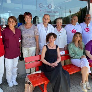 Inaugurata panchina rossa contro la violenza sulle donne di fronte al Coq