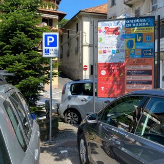 Lega Omegna: aumentare la sosta con il disco orario di fronte ai giardini pubblici