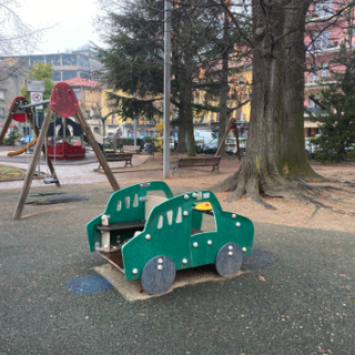 Cavi potenzialmente pericolosi al parco giochi di piazza Martiri