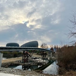 Quasi realtà la passerella ciclopedonale fra teatro e piazzale Flaim