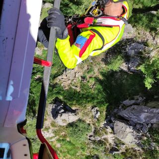 Escursionista in difficoltà sul Mottarone, salvato dall'elicottero dei Vigili del fuoco